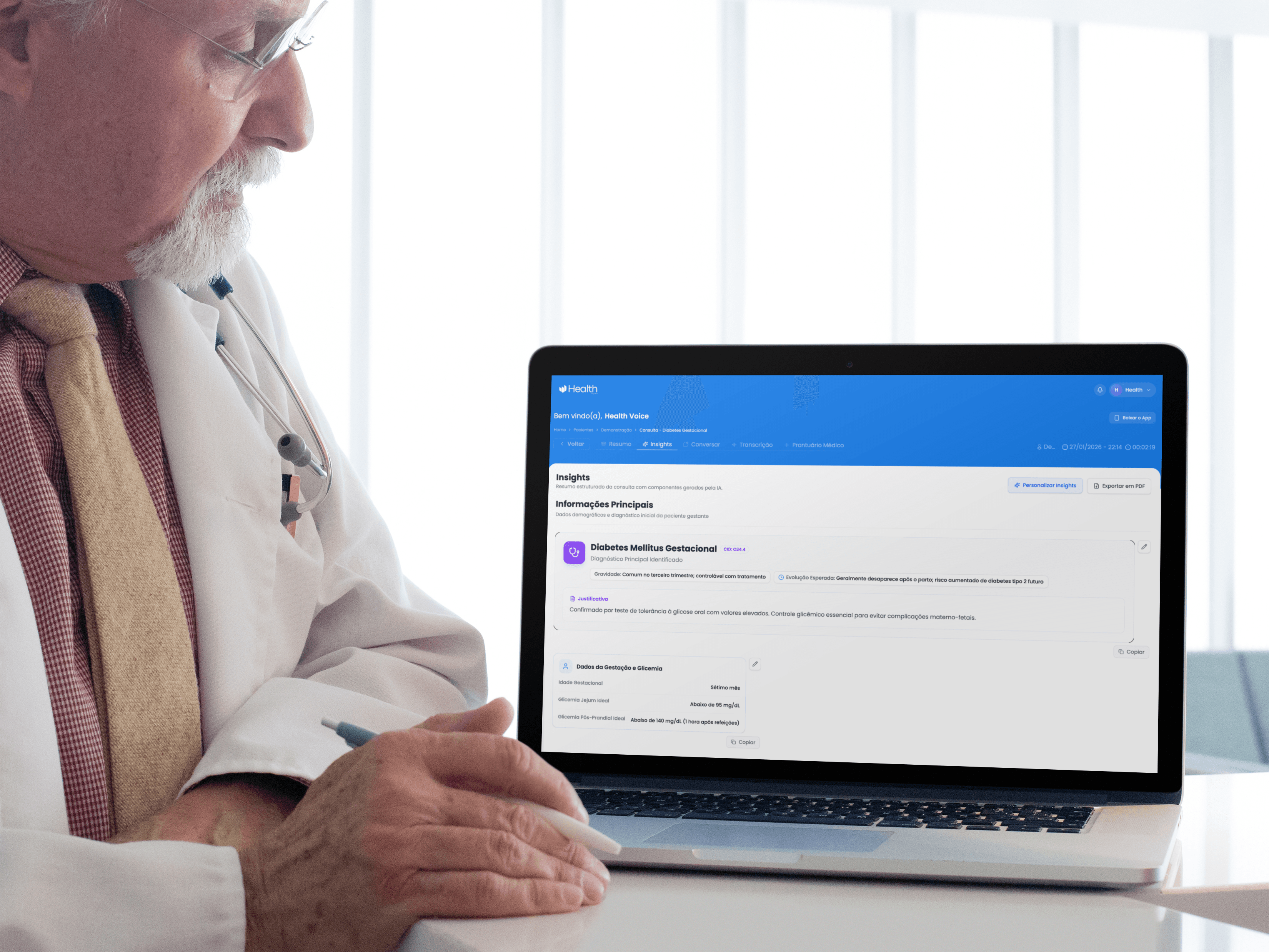 Médico revisando informações do paciente no MacBook