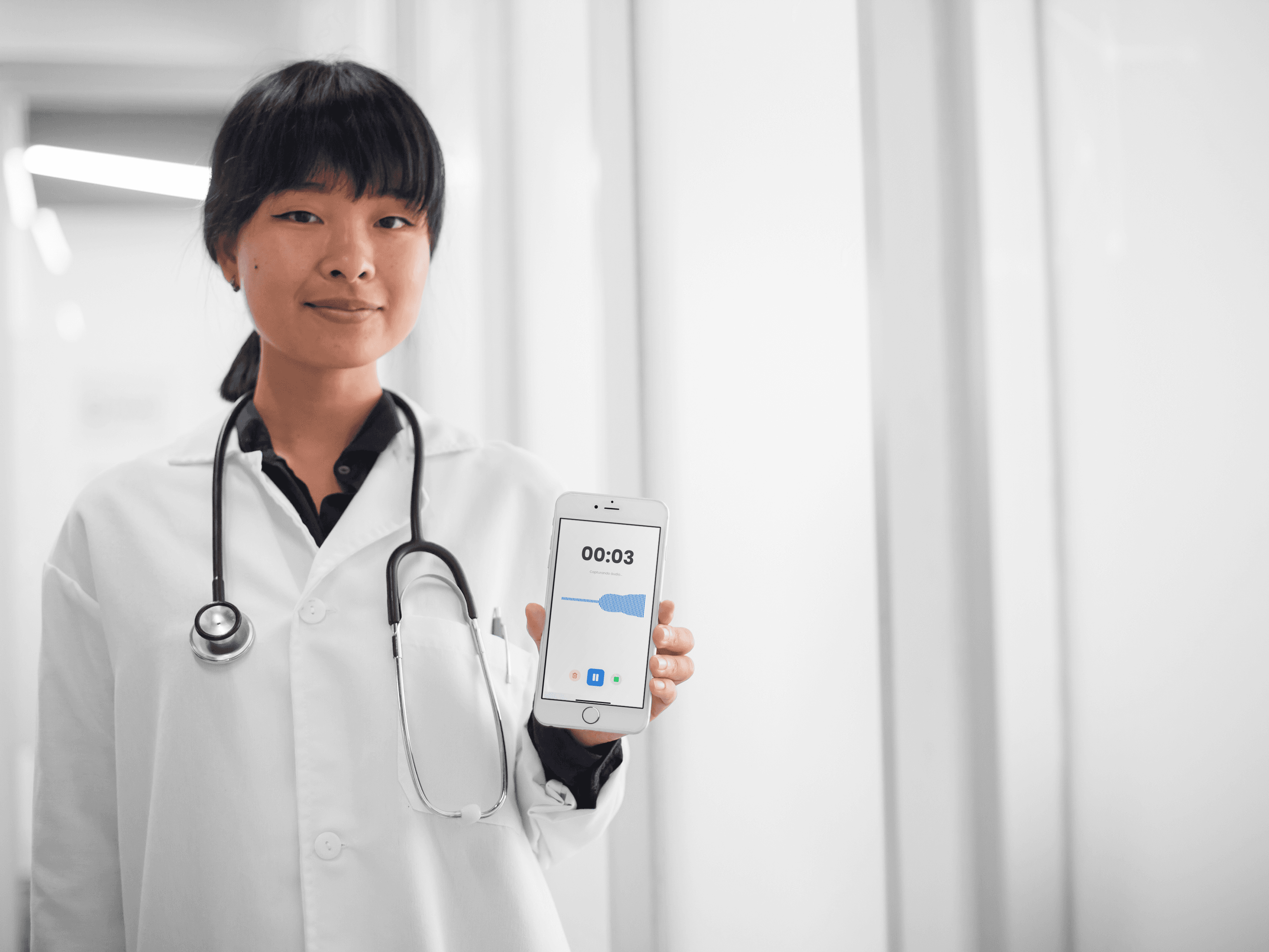 Médica consultando o Health Voice no iPhone